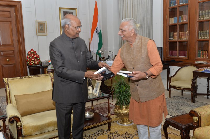 Sri-M-meets-the-President-at-Rashtrapati-Bhavan-presents-a-copy-of-Shunya-1