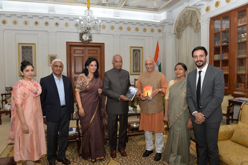 Sri-M-meets-the-President-at-Rashtrapati-Bhavan-presents-a-copy-of-Shunya-2