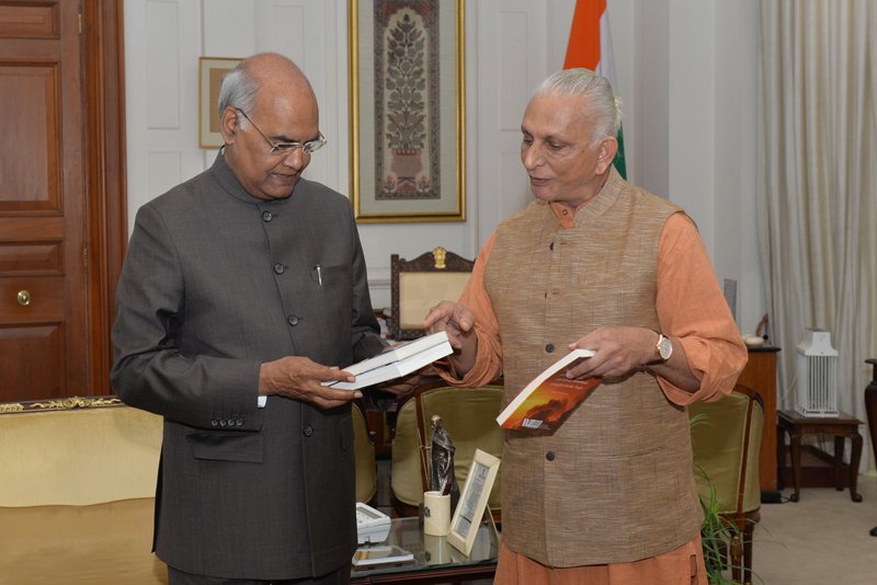Sri-M-meets-the-President-at-Rashtrapati-Bhavan-presents-a-copy-of-Shunya-3